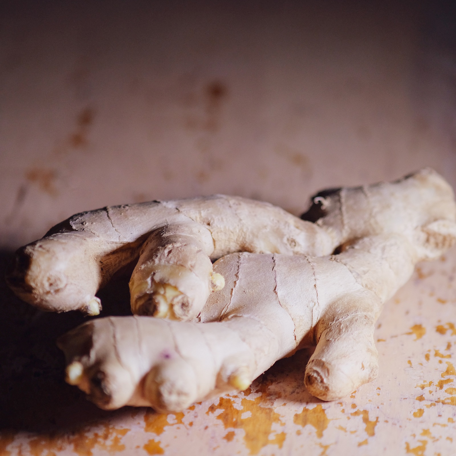 Ingwer auf Holztisch / Ginger on wooden table